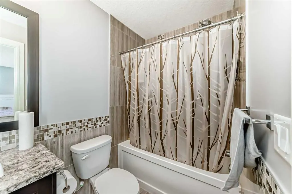 26 Saddlelake View NE