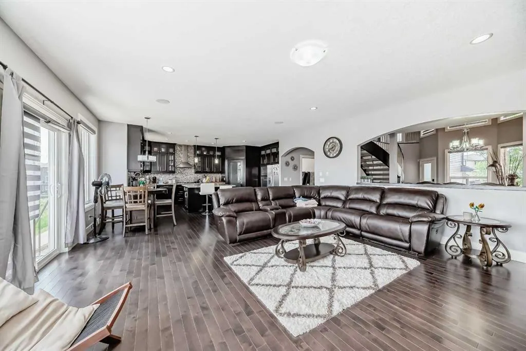 26 Saddlelake View NE