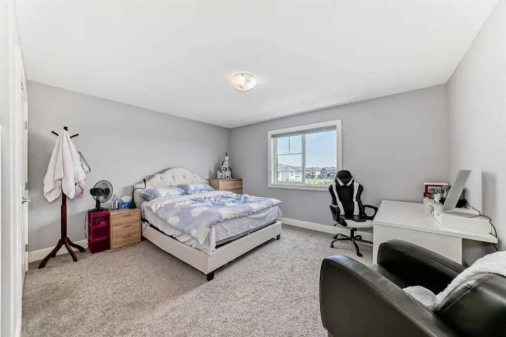 26 Saddlelake View NE