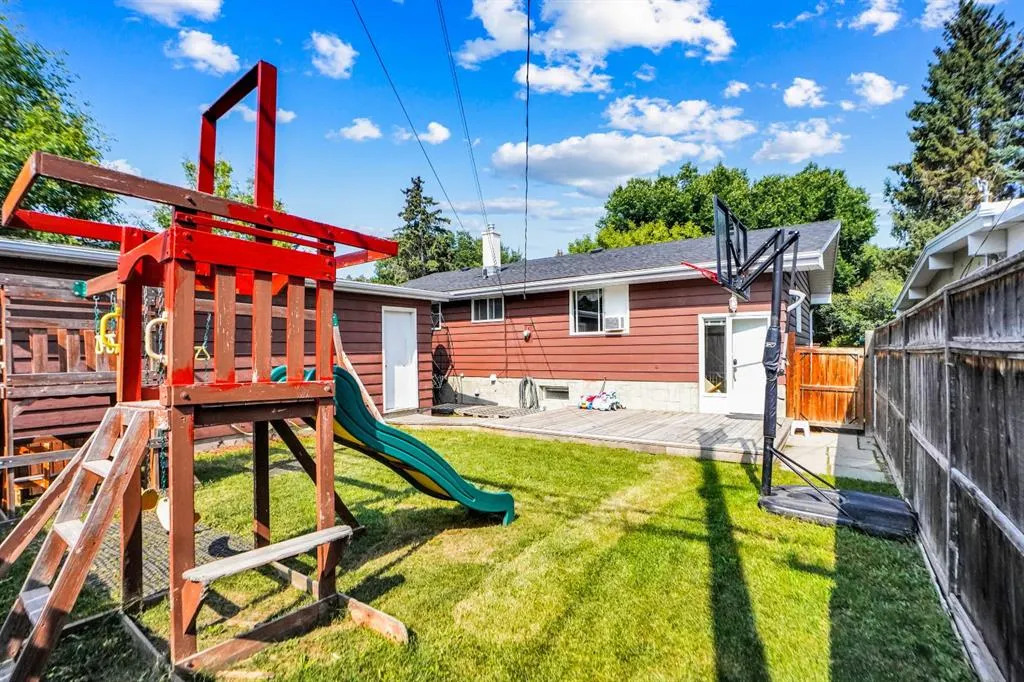 1447 Northmount Drive NW