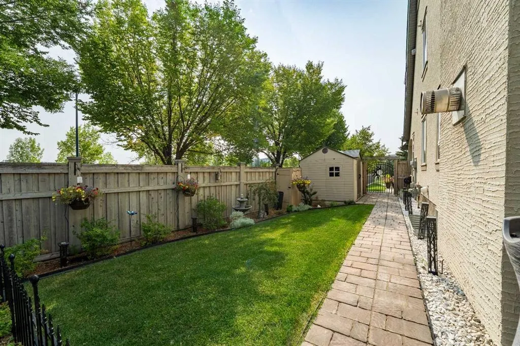 45 Mahogany Pointe SE