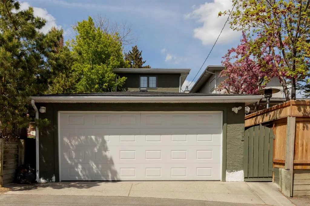 1903 29 Avenue SW