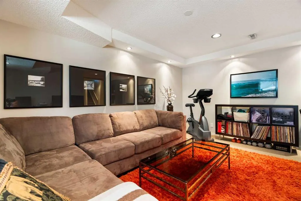 1903 29 Avenue SW