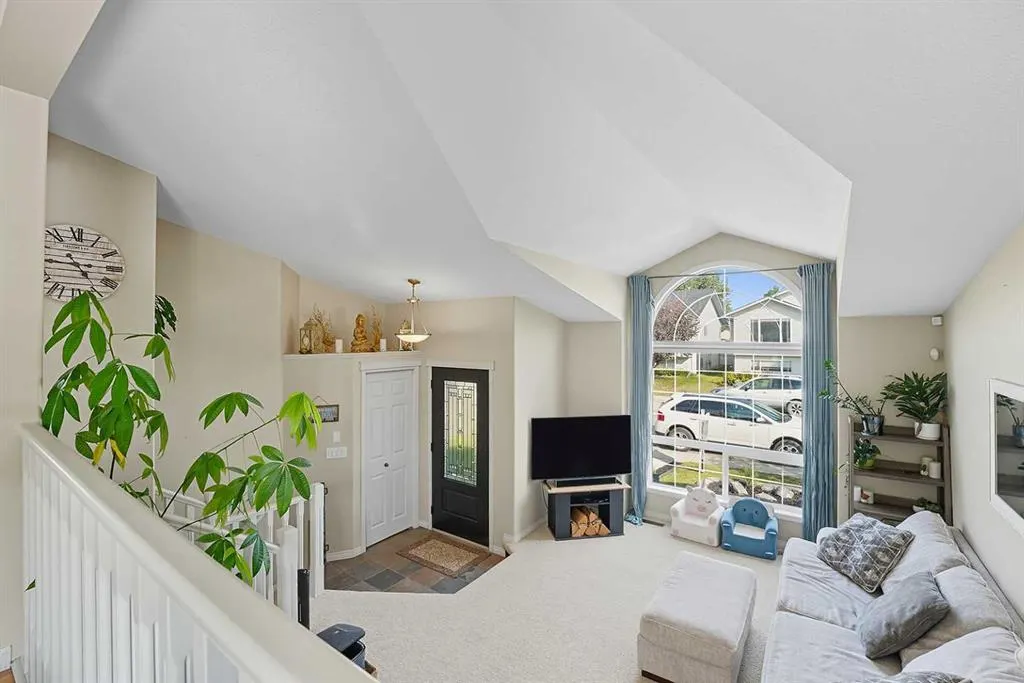 102 Dubois Crescent