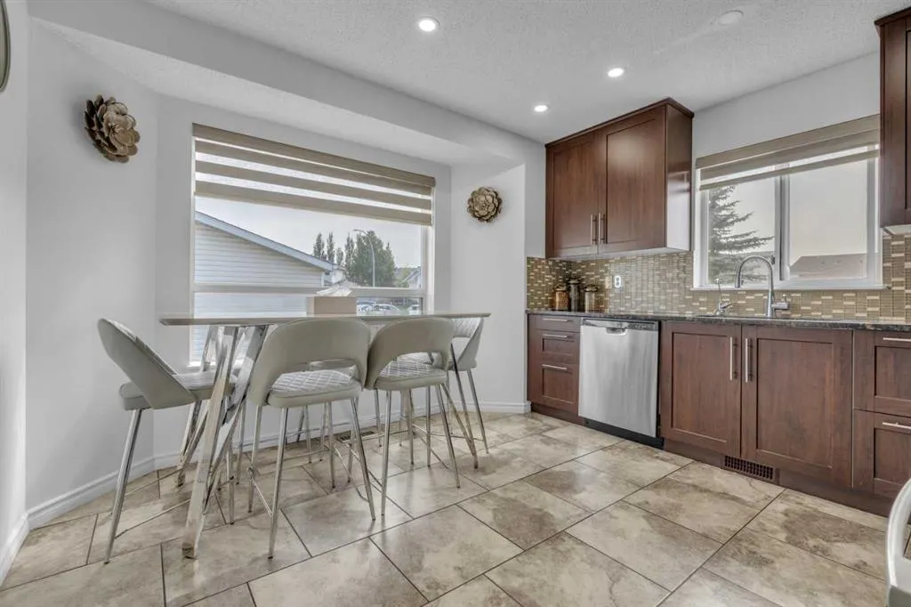 190 Costa Mesa Close NE