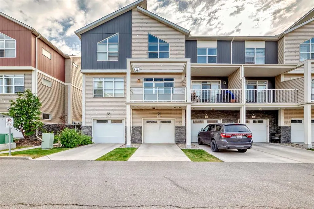 122 Redstone View NE