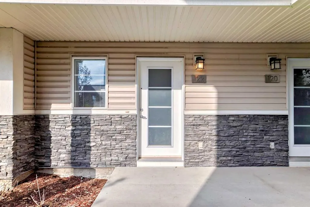 122 Redstone View NE