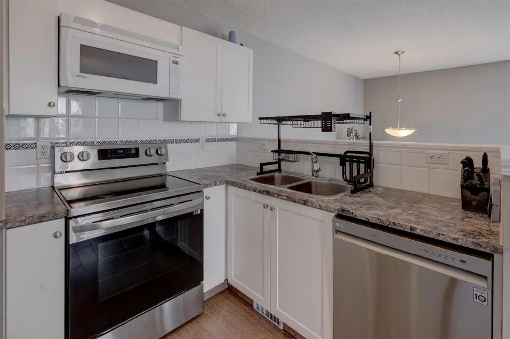 246 Arbour Grove Close NW
