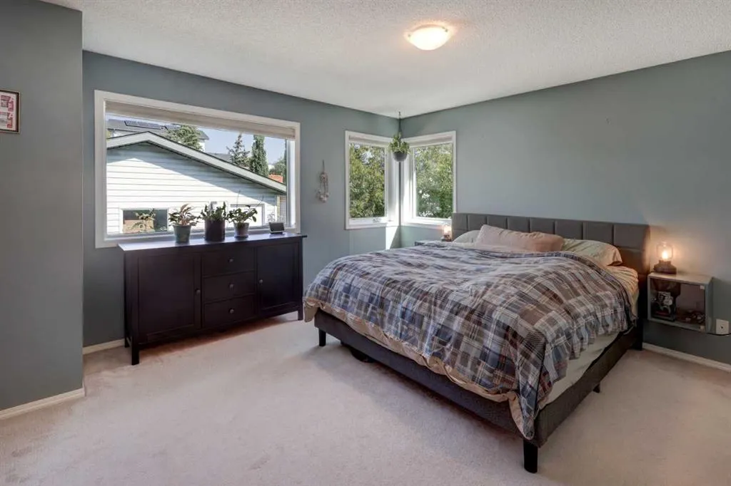 246 Arbour Grove Close NW