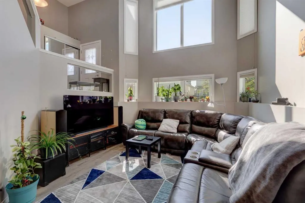 246 Arbour Grove Close NW