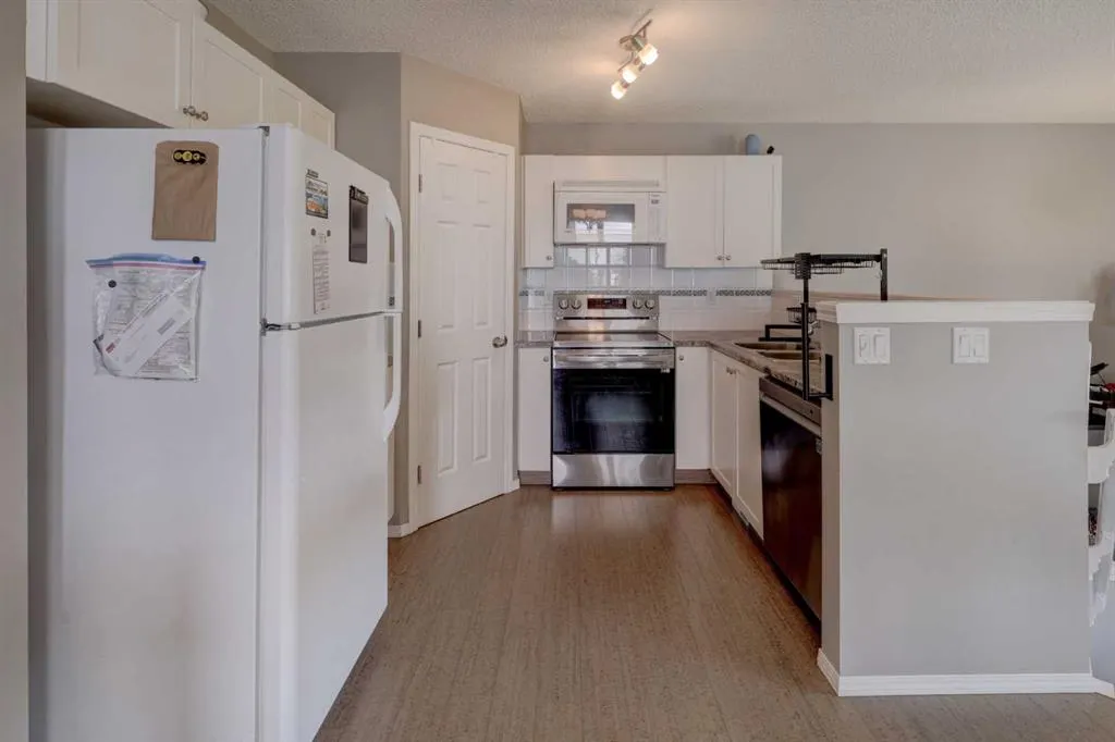 246 Arbour Grove Close NW