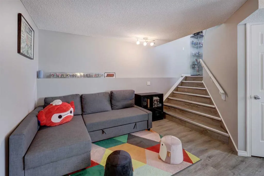 246 Arbour Grove Close NW