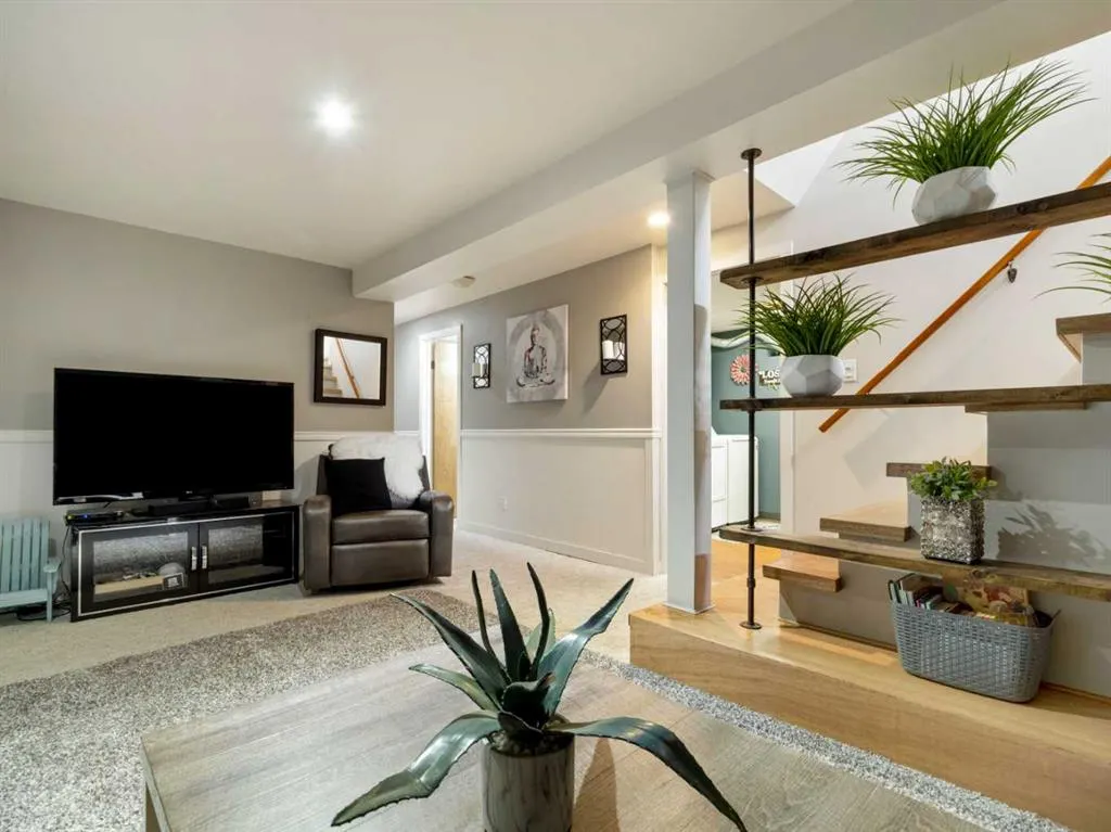 74 Honeysuckle Road N