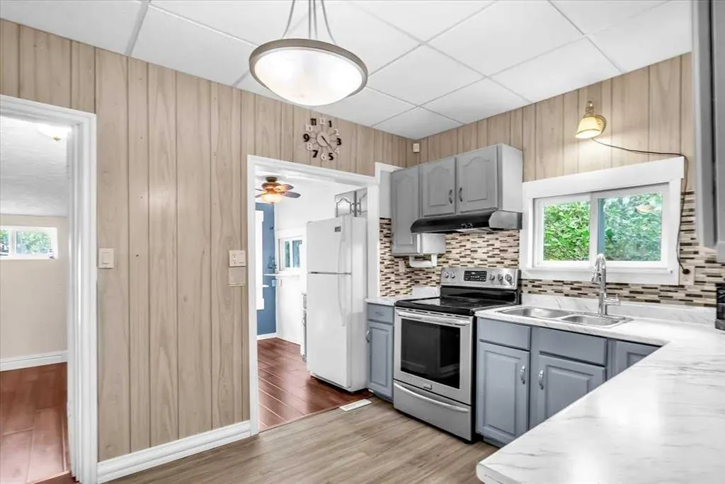 113 2nd Avenue E