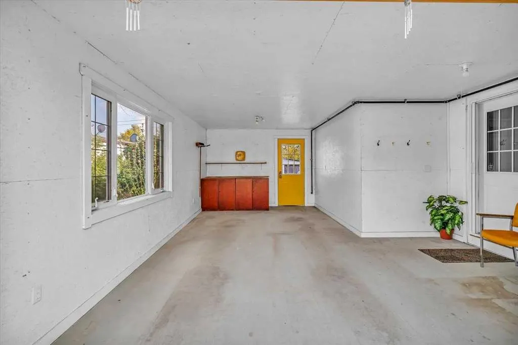 113 2nd Avenue E