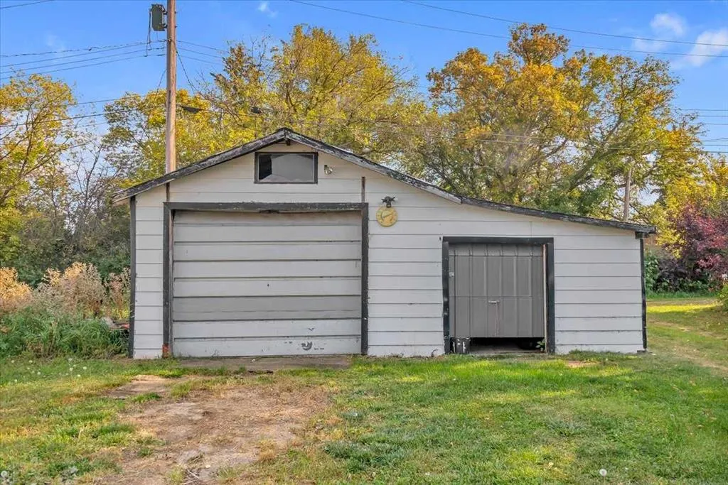 113 2nd Avenue E