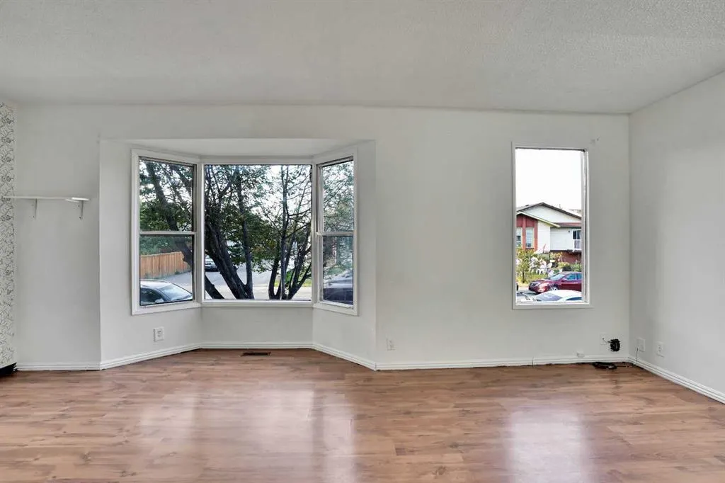 537 Whiteland Drive NE