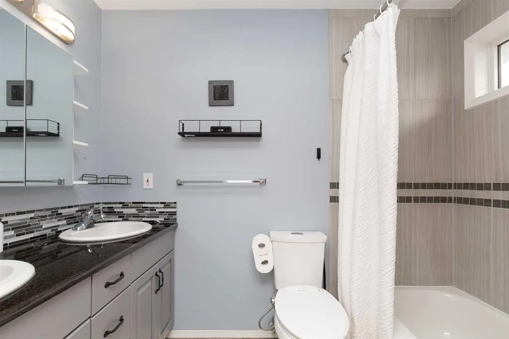 30 Heritage Crescent W