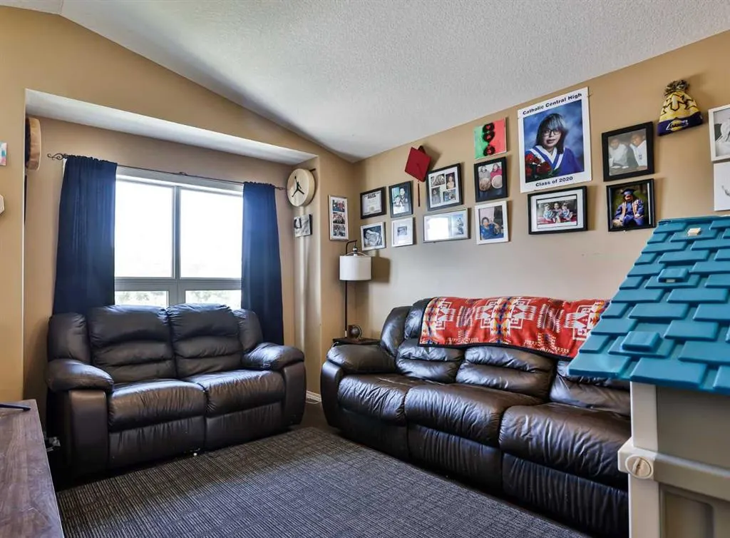 122 Tartan Boulevard W
