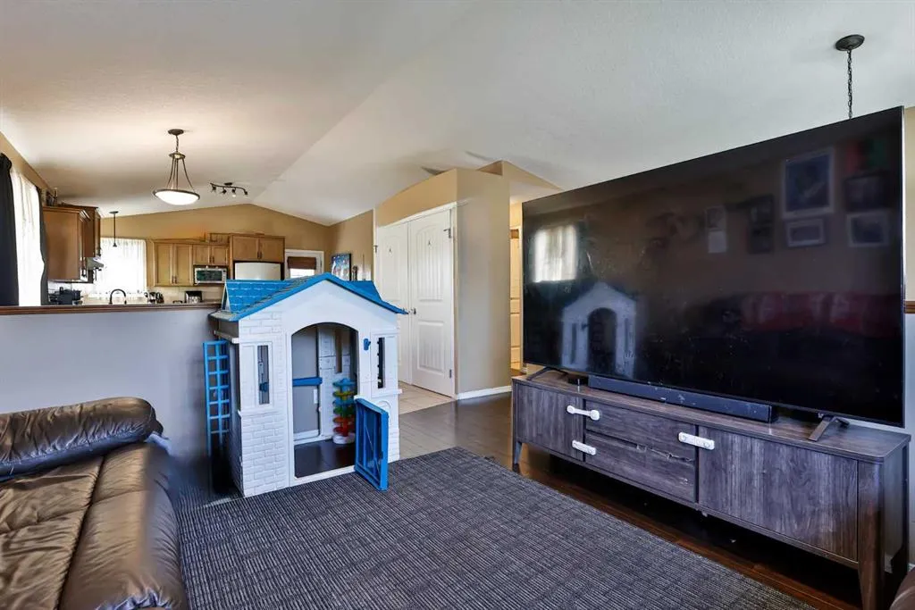 122 Tartan Boulevard W