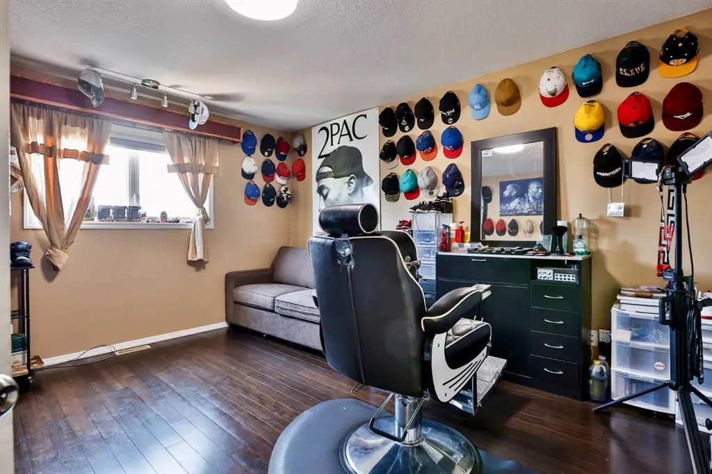 122 Tartan Boulevard W
