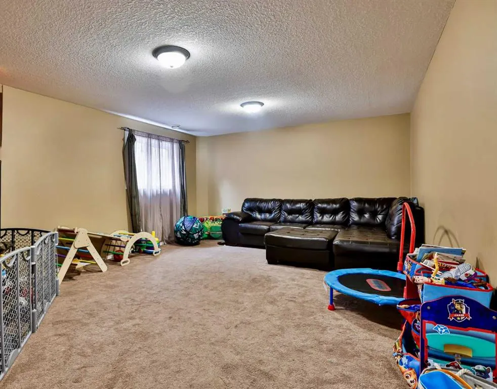 122 Tartan Boulevard W