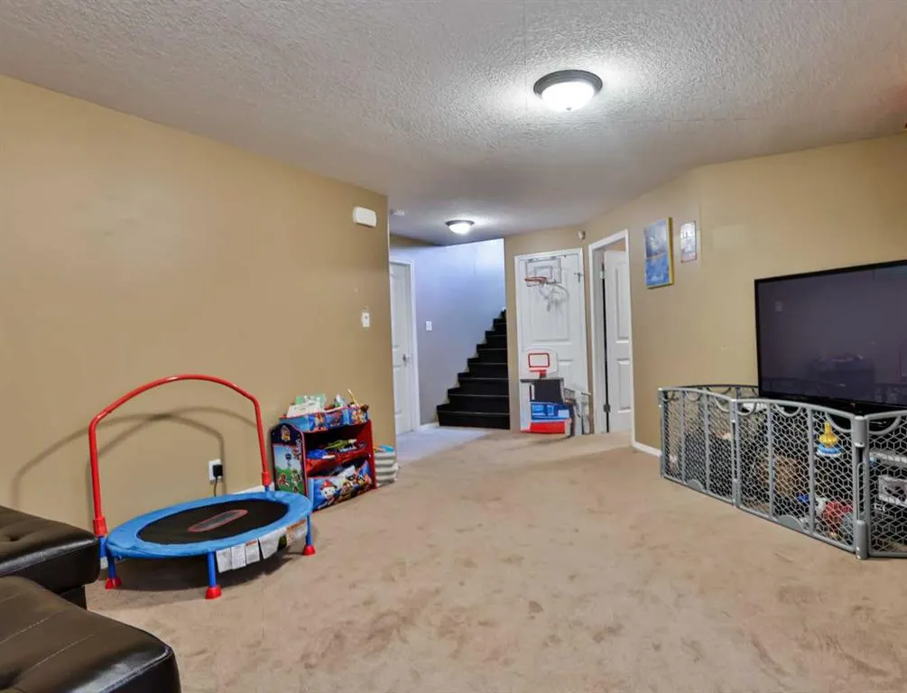122 Tartan Boulevard W