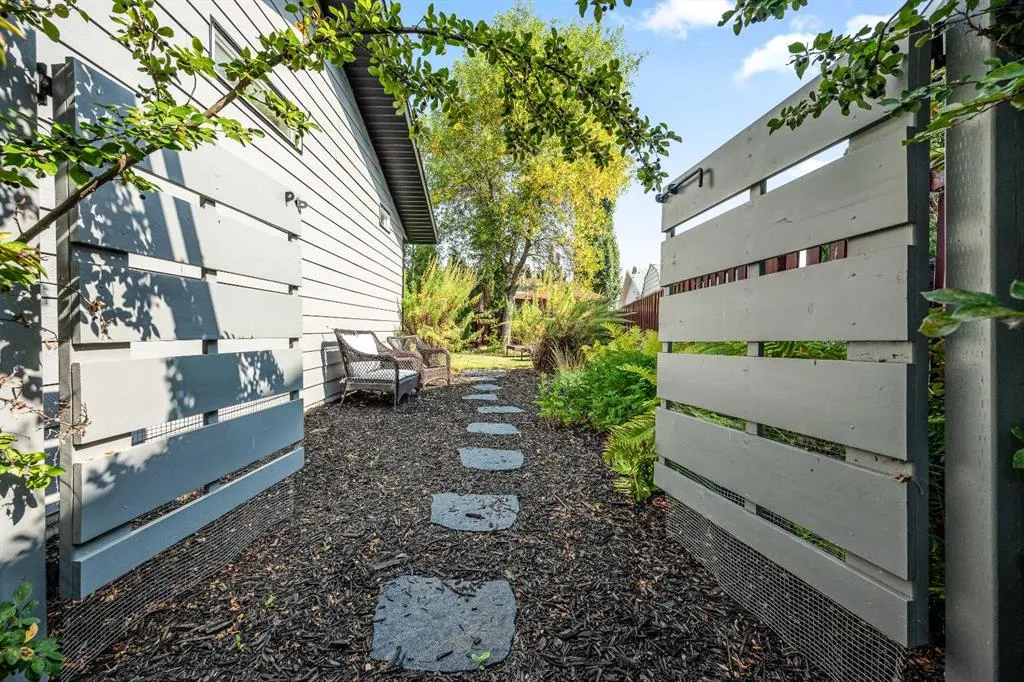 5307 26 Street Close