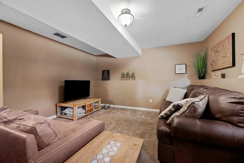 5307 26 Street Close
