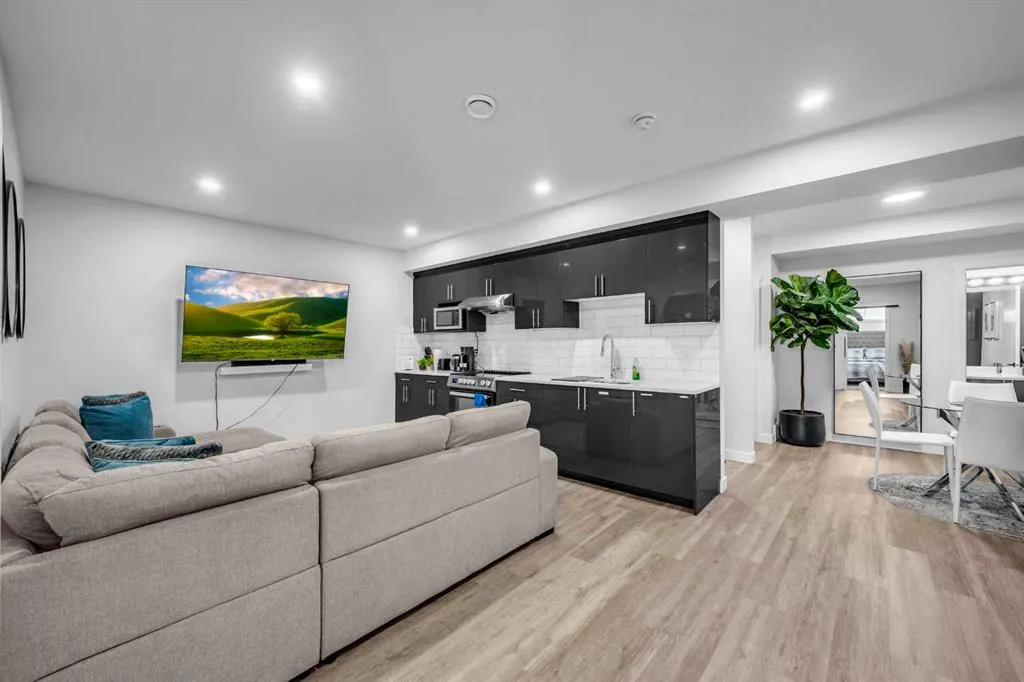 313 Corner Meadows Way NE