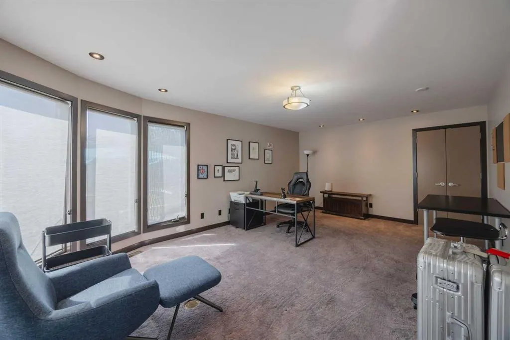 43 Westbluff Place