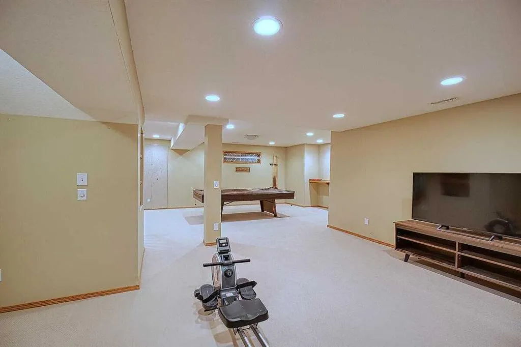 66 Riverside Circle SE