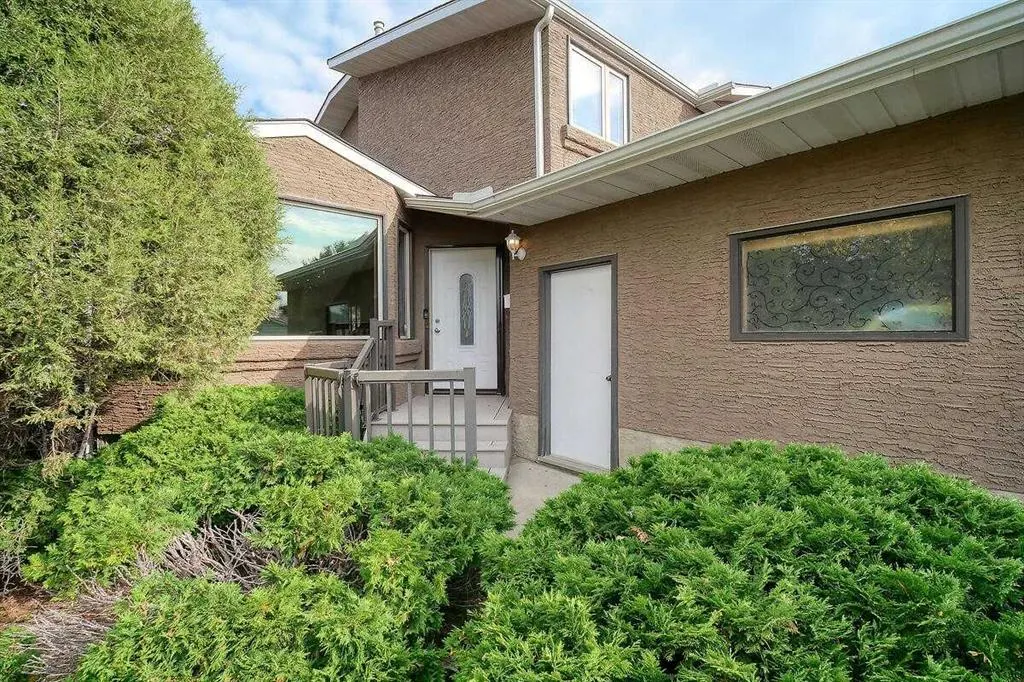 66 Riverside Circle SE