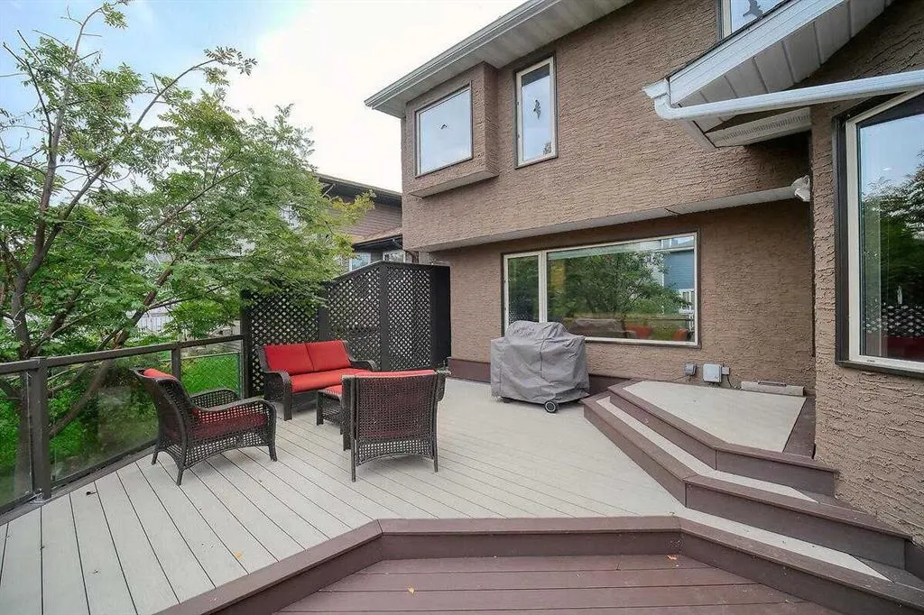 66 Riverside Circle SE