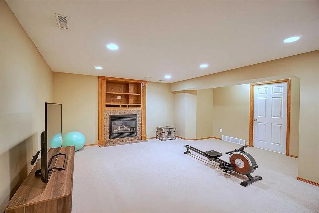 66 Riverside Circle SE