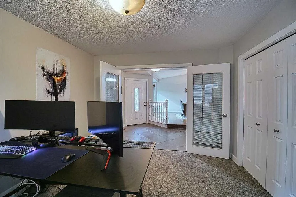 66 Riverside Circle SE
