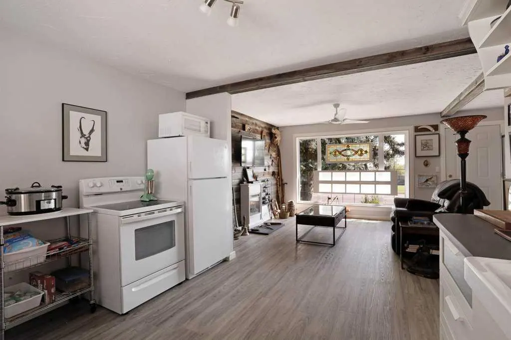4 spruce Avenue W