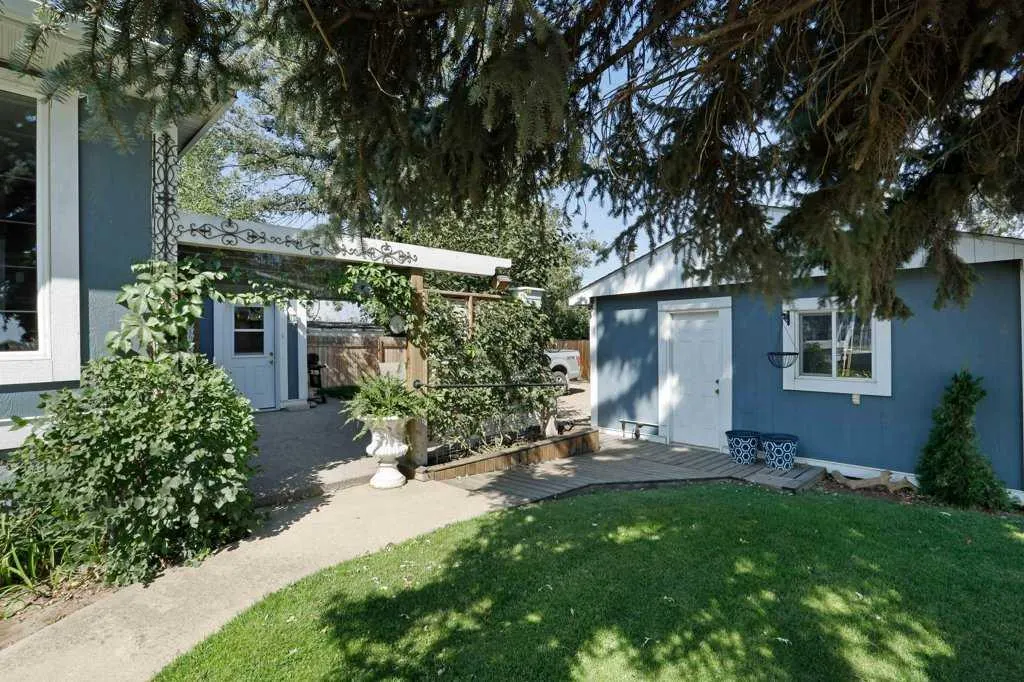 4 spruce Avenue W