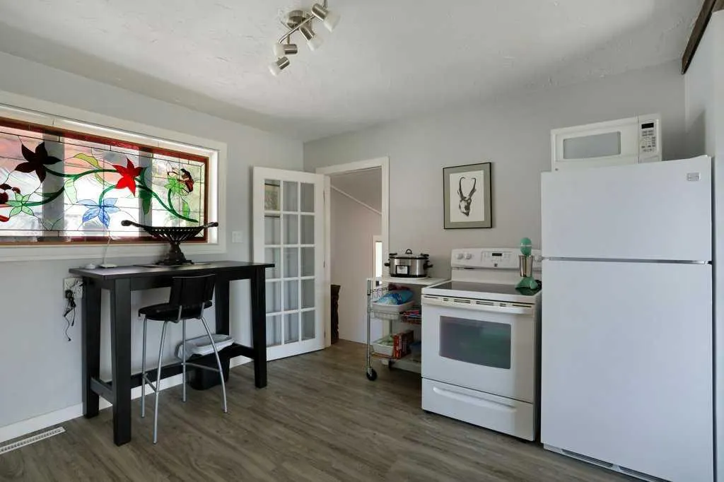 4 spruce Avenue W