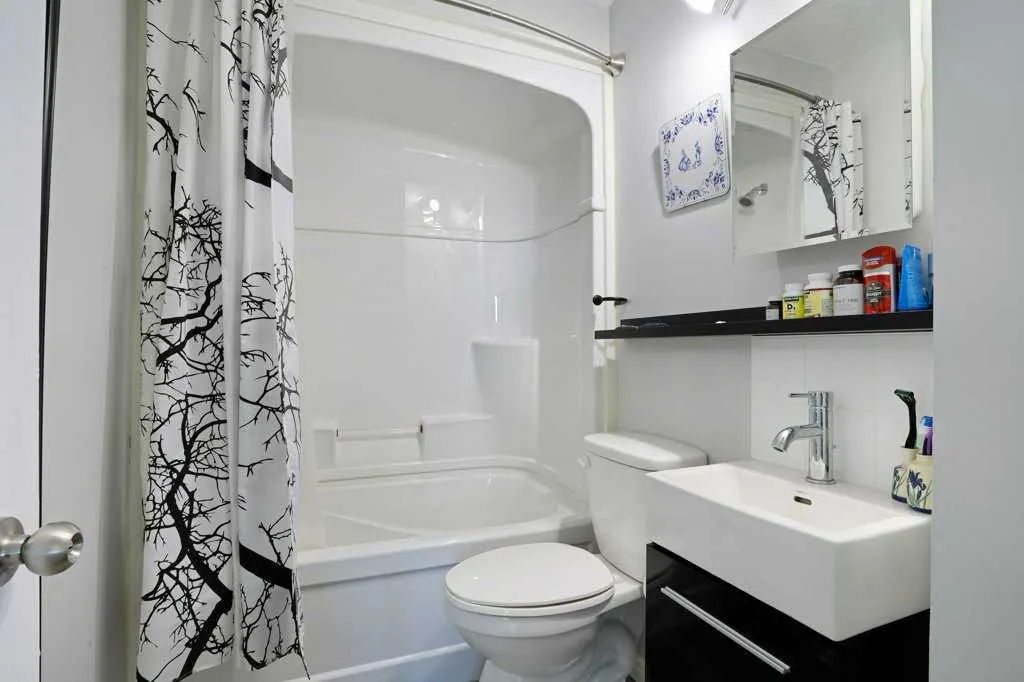 4 spruce Avenue W