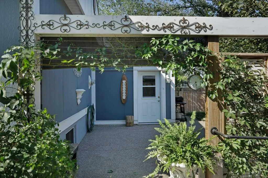 4 spruce Avenue W