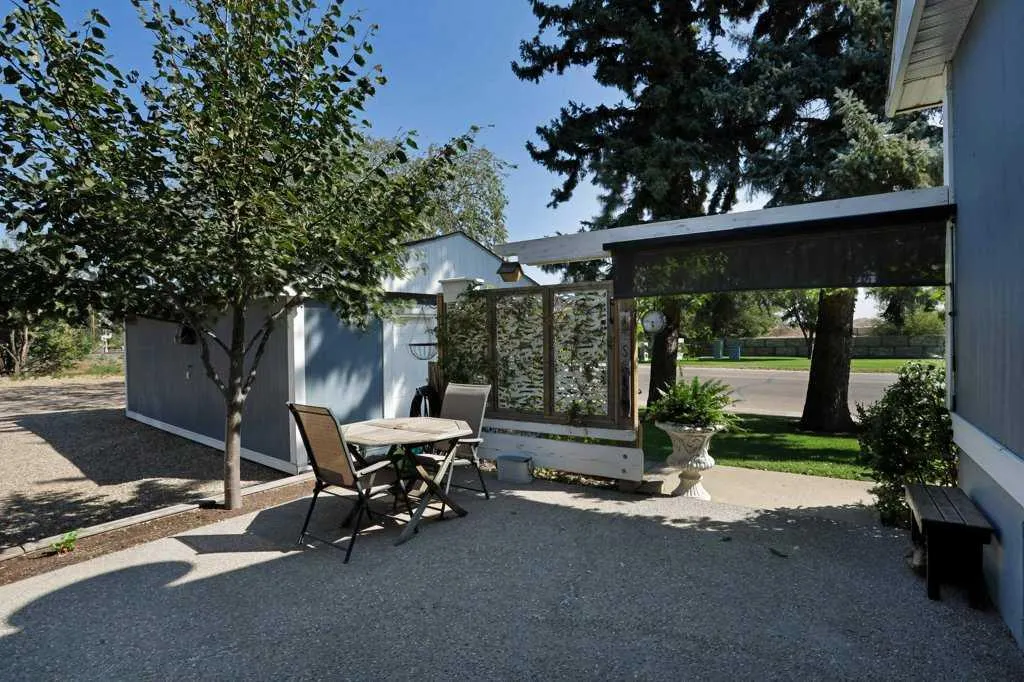 4 spruce Avenue W