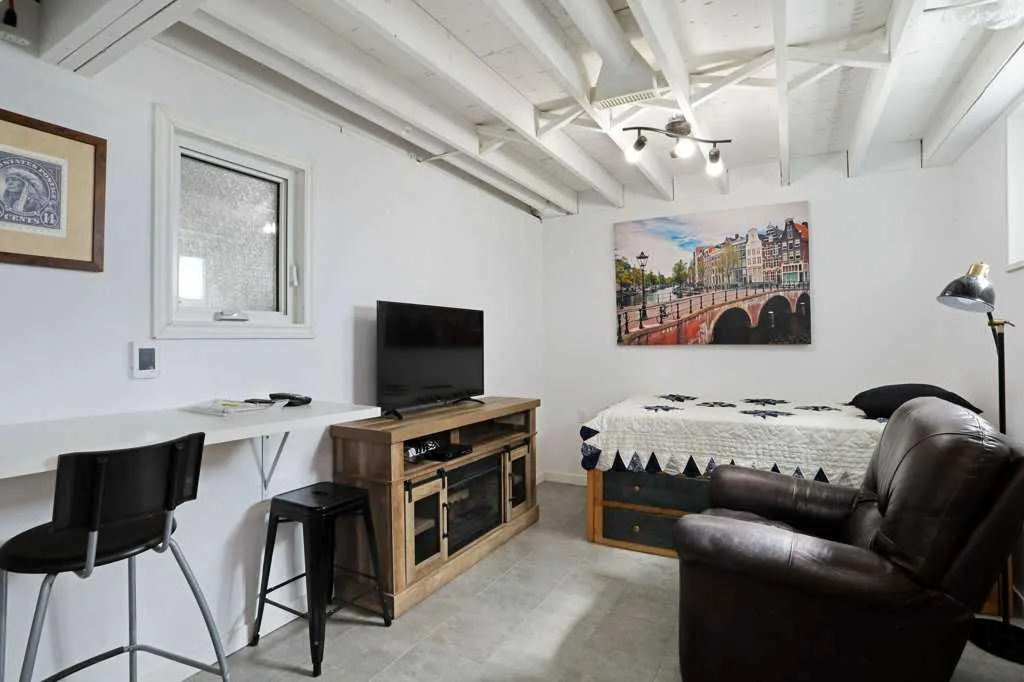 4 spruce Avenue W