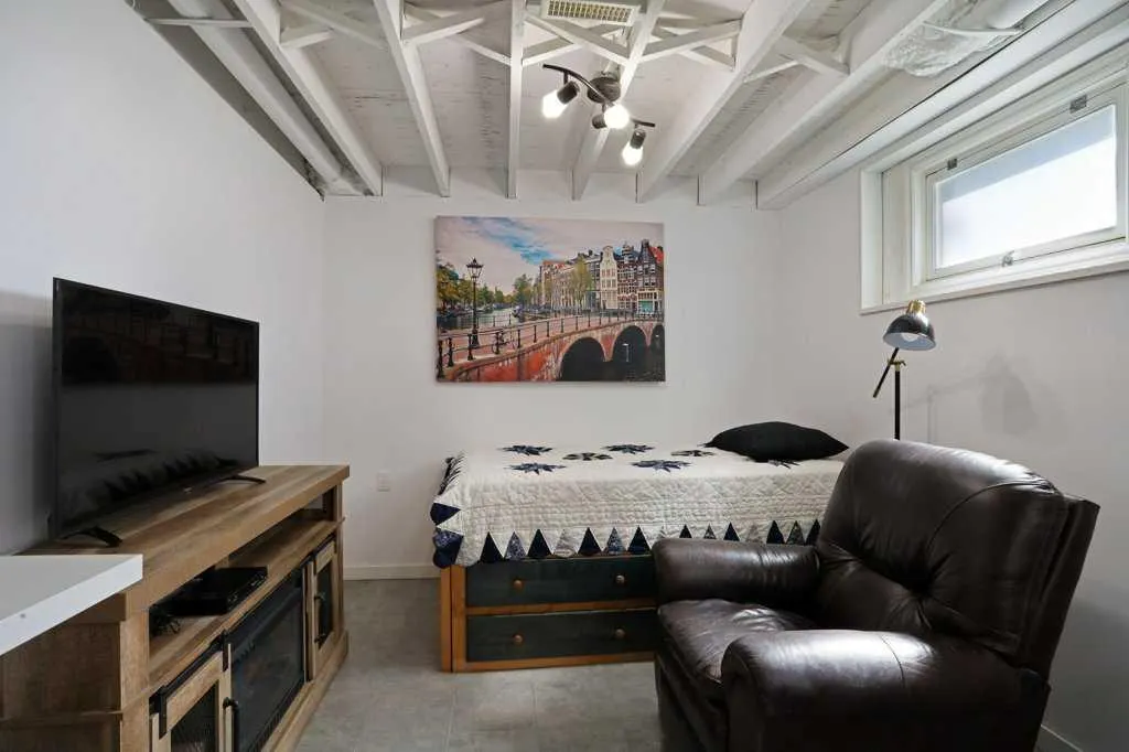 4 spruce Avenue W