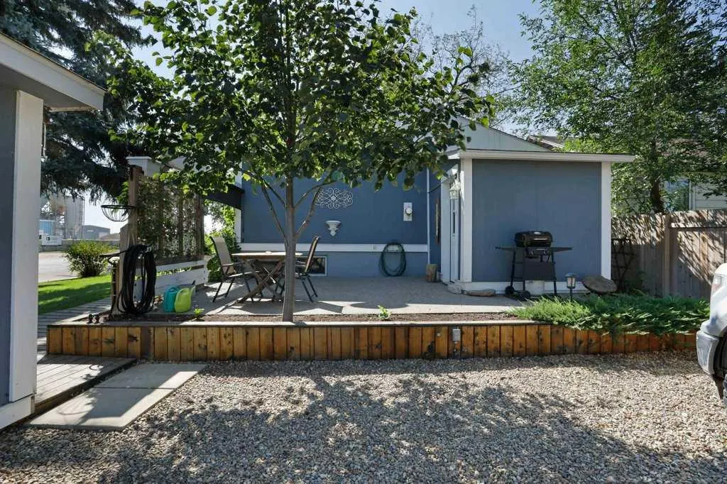 4 spruce Avenue W