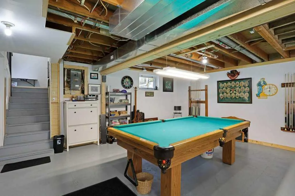 4 spruce Avenue W