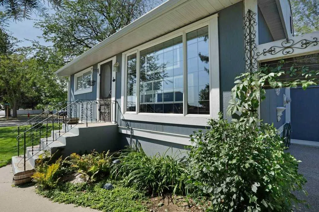 4 spruce Avenue W