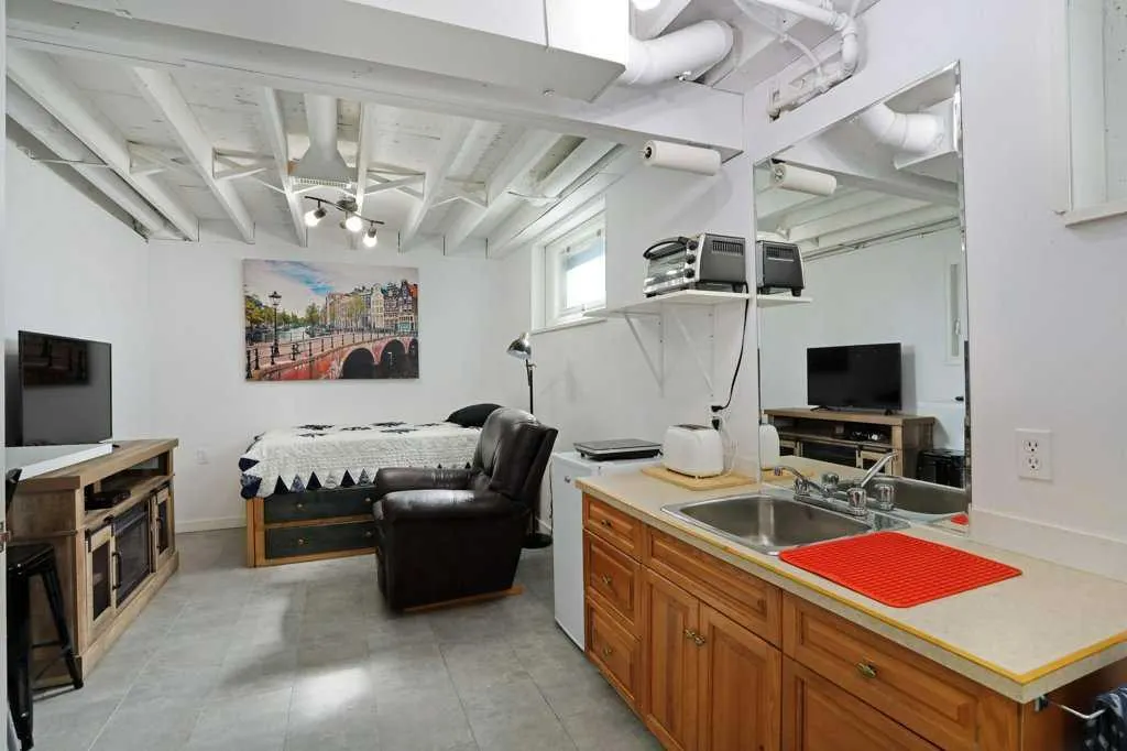 4 spruce Avenue W