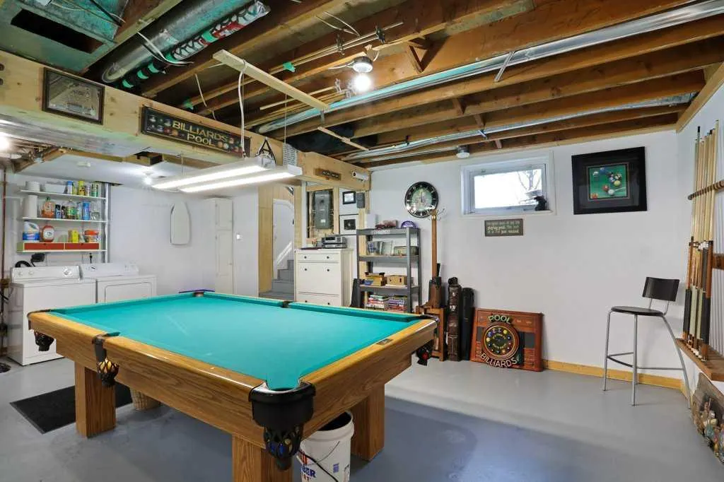 4 spruce Avenue W