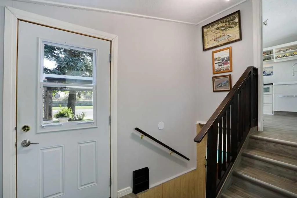4 spruce Avenue W
